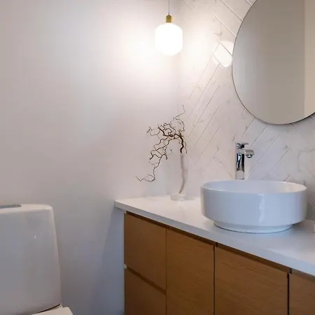 Arctic Riverside House - Modern & Scenic Views