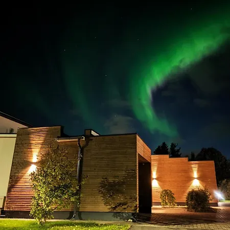 Arctic Riverside House - Modern & Scenic Views וילה