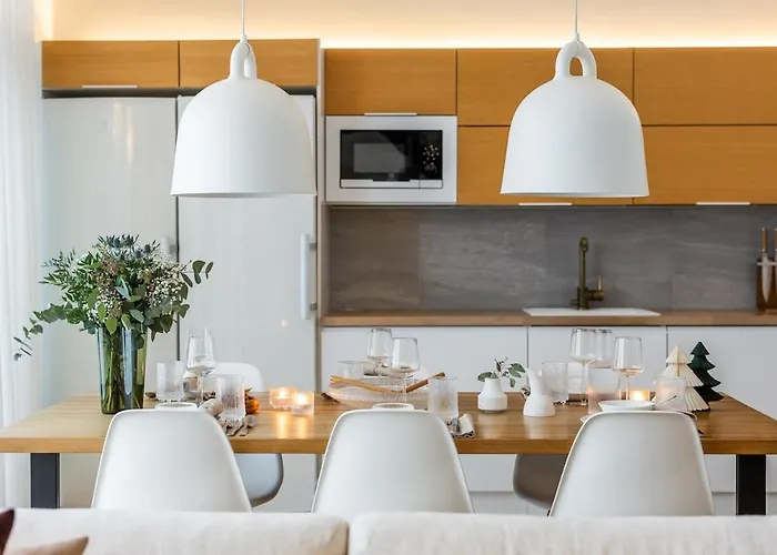 Arctic Riverside House - Modern & Scenic Views וילה