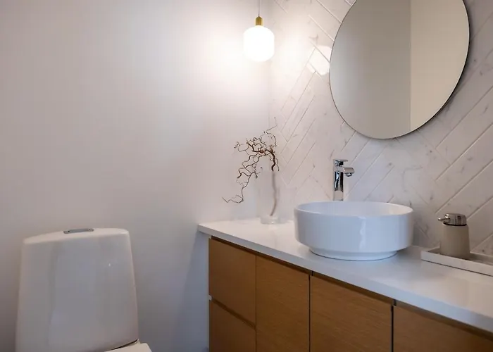 Arctic Riverside House - Modern & Scenic Views